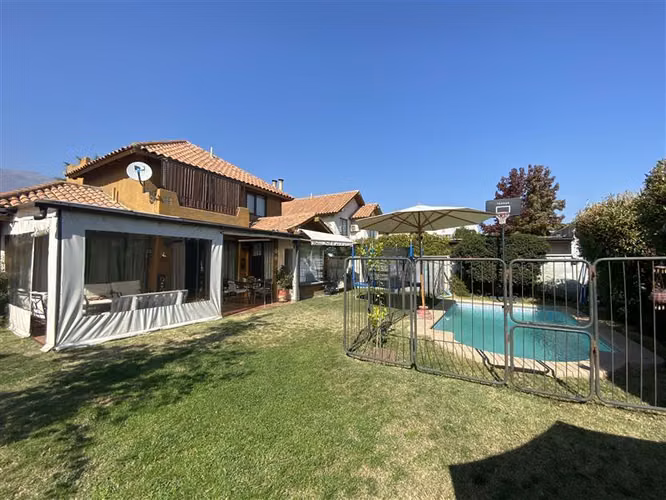 Casa en venta en Peñalolén 4D/ 4B/ Piscina - Imagen 2