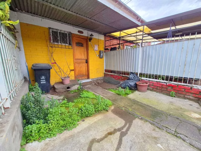 Acogedora Casa 2 Pisos con Patio y Jardín (181009) - Imagen 4