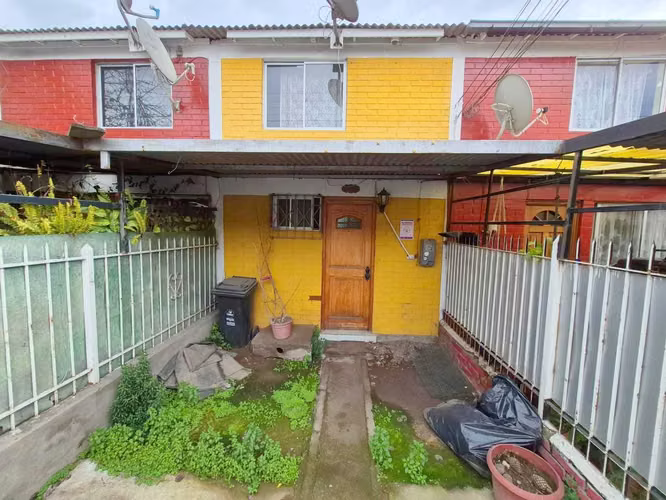 Acogedora Casa 2 Pisos con Patio y Jardín (181009)