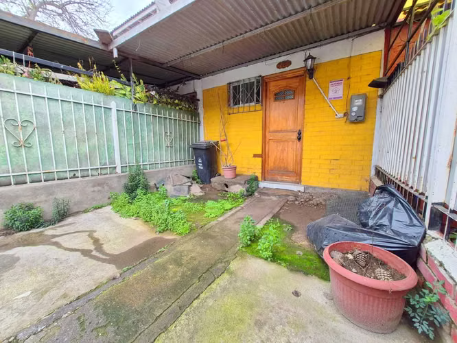 Acogedora Casa 2 Pisos con Patio y Jardín (181009) - Imagen 3