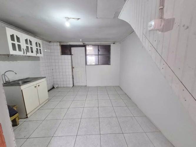Acogedora Casa 2 Pisos con Patio y Jardín (181009) - Imagen 7
