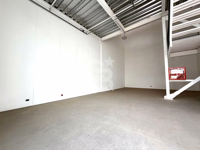 Bodega con oficina. Nueva. - Imagen 10