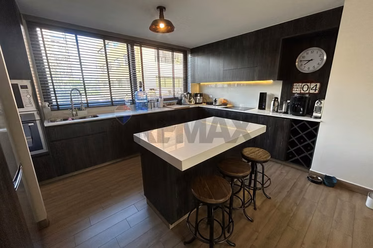 Espectacular dúplex 213 m² con jardín y quincho