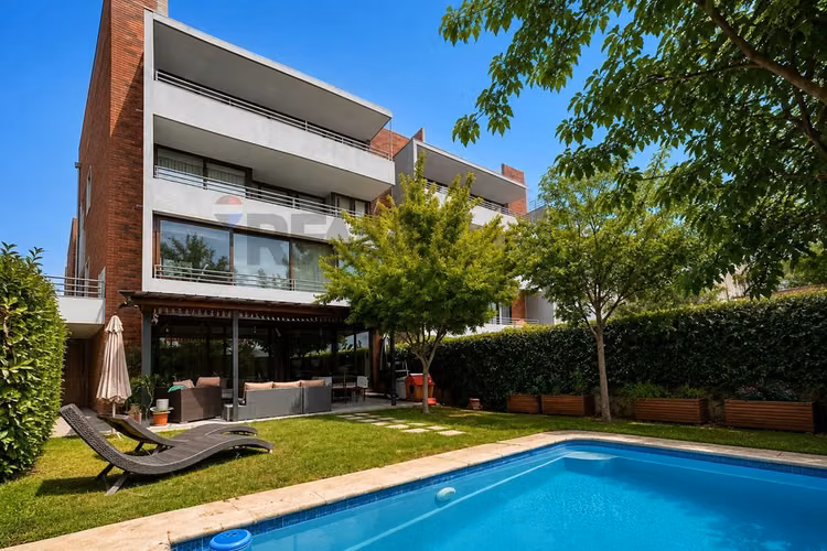 Duplex con piscina y patio propio - Imagen 4