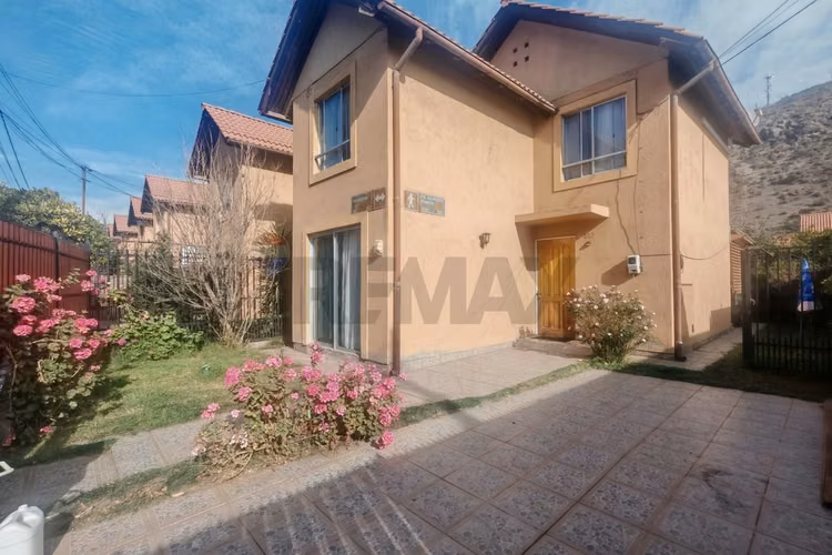 Casa de 2 pisos en condominio 3d+2b