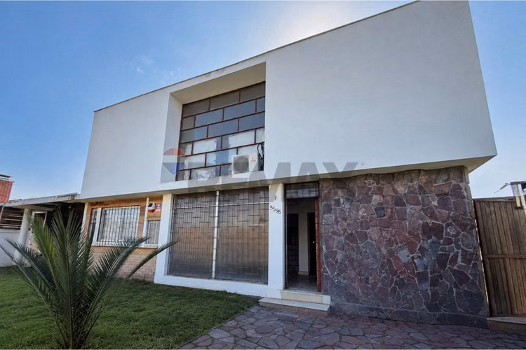 Casa en la reina 5d 4b para remodelar.