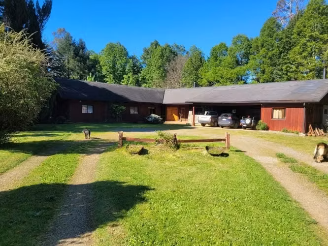 CASA DE 280 M2 EN TERRENO DE 9700 M2 CON PISCINA VALDIVIA