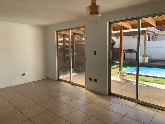 Casa de 3 dormitorios con piscina y excelente ubicación