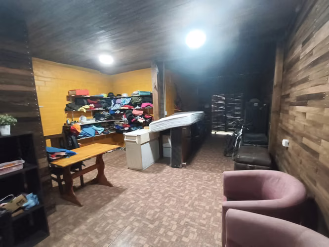 SE VENDE AMPLIA CASA CON DESTINO HABITAC. O COMERCIAL EN VILLA VERTIENTES DE RAUCO EN CURICO