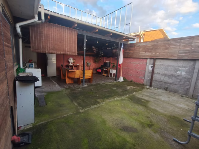 SE VENDE AMPLIA CASA CON DESTINO HABITAC. O COMERCIAL EN VILLA VERTIENTES DE RAUCO EN CURICO