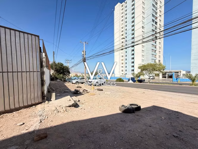 SE ARRIENDA TERRENO EN AVENIDA LA TIRANA, BAJO MOLLE.
