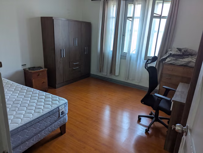 Propiedad esquina con dos casas y taller mecánico en Barrio Universitario
