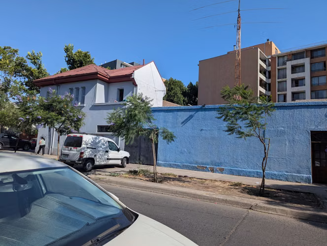 Propiedad esquina con dos casas y taller mecánico en Barrio Universitario