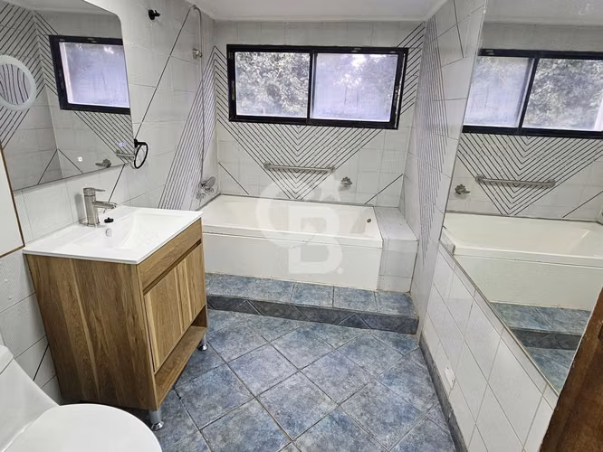 Casa con gran potencial, amplio jardín y vista despejada. - Imagen 9