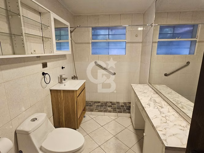 Casa con gran potencial, amplio jardín y vista despejada. - Imagen 12