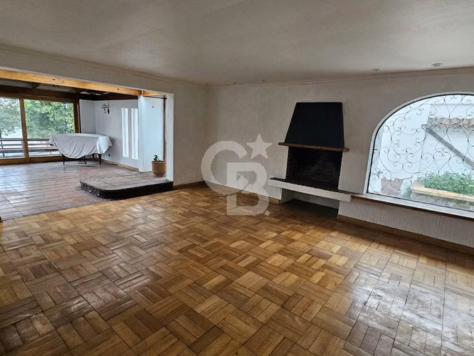 Casa con gran potencial, amplio jardín y vista despejada. - Imagen 2