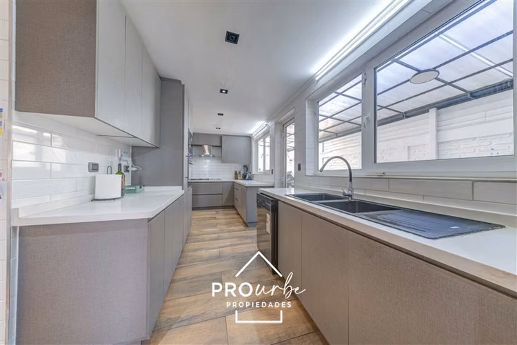 Casa en Los Dominicos con vista panorámica a la ciudad - Imagen 14
