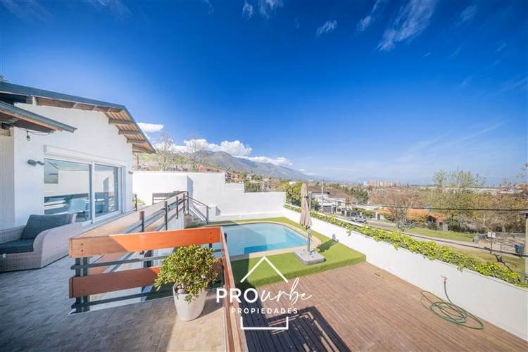 Casa en Los Dominicos con vista panorámica a la ciudad