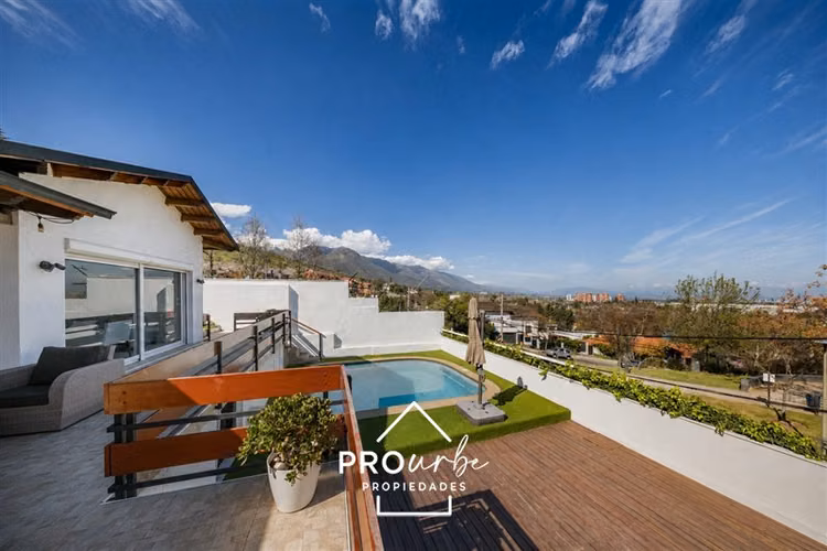 Casa en Los Dominicos con vista panorámica a la ciudad - Imagen 1