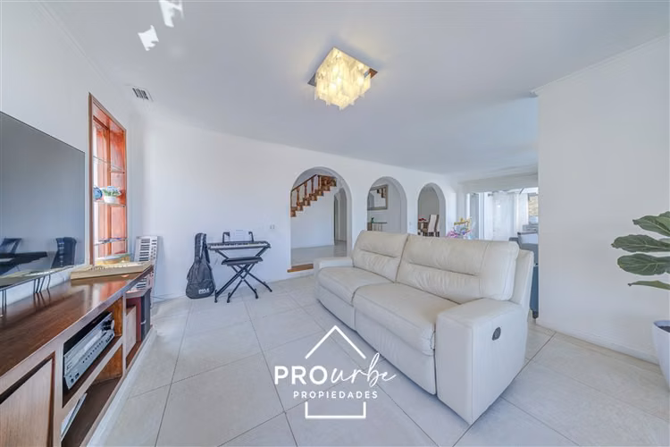 Casa en Los Dominicos con vista panorámica a la ciudad - Imagen 12