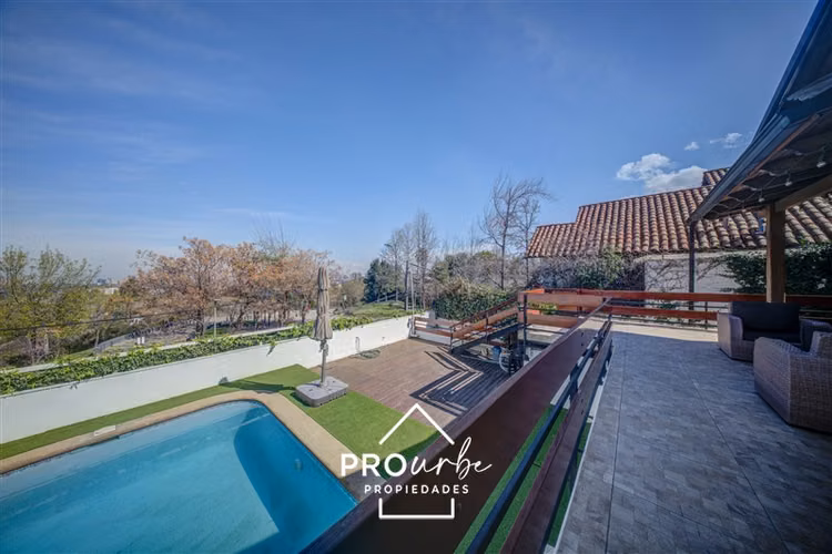 Casa en Los Dominicos con vista panorámica a la ciudad - Imagen 9