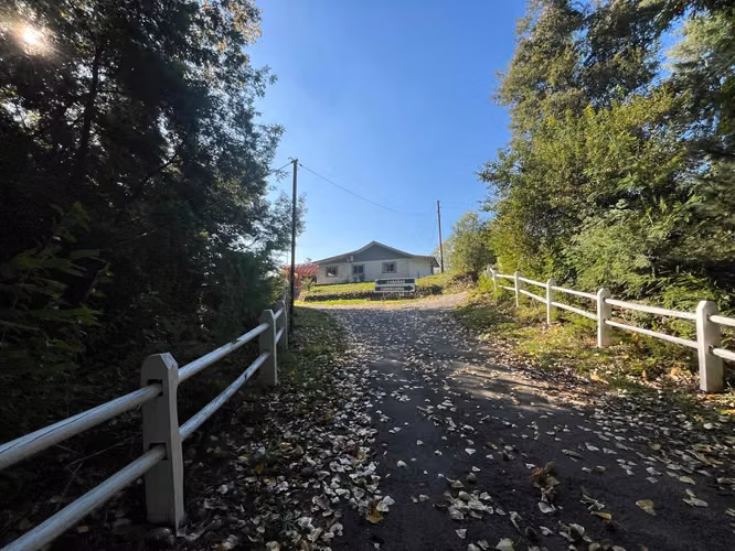 VENTA DE COMPLEJO DE CABAÑAS CON PISCINA Y CERVECERÍA ARTESANAL PRECORDILLERA STA BARBARA