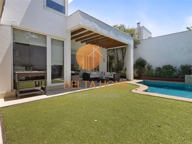 Moderna casa con piscina en exclusivo condominio. La Reina