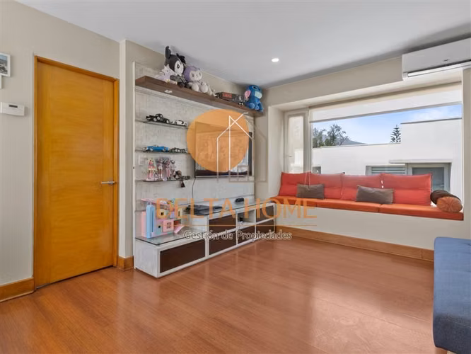 Moderna casa con piscina en exclusivo condominio. La Reina