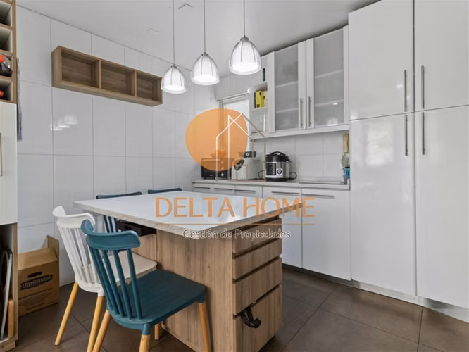 Moderna casa con piscina en exclusivo condominio. La Reina