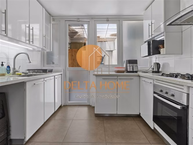 Moderna casa con piscina en exclusivo condominio. La Reina
