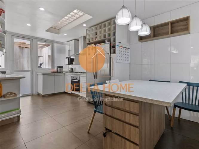Moderna casa con piscina en exclusivo condominio. La Reina