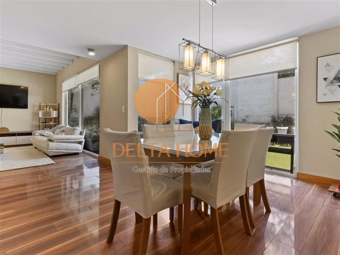 Moderna casa con piscina en exclusivo condominio. La Reina