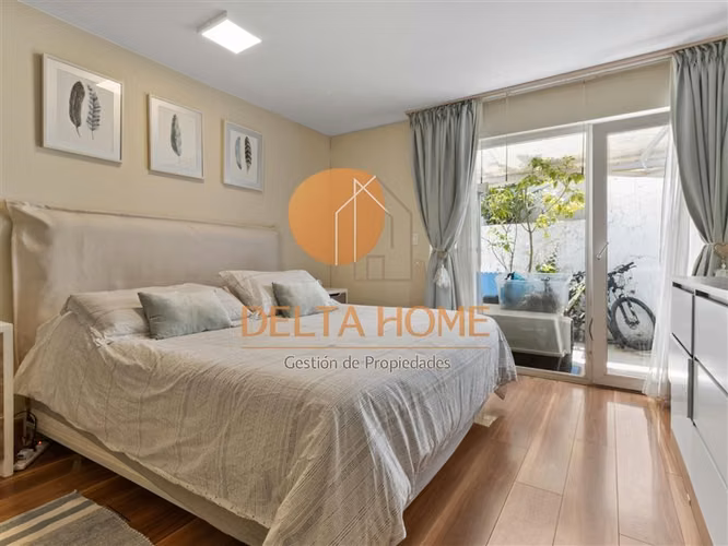 Moderna casa con piscina en exclusivo condominio. La Reina