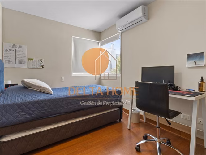 Moderna casa con piscina en exclusivo condominio. La Reina