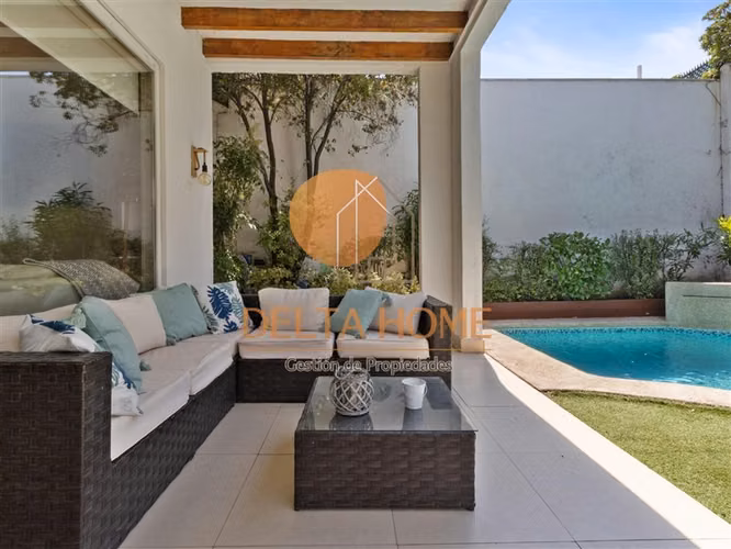 Moderna casa con piscina en exclusivo condominio. La Reina