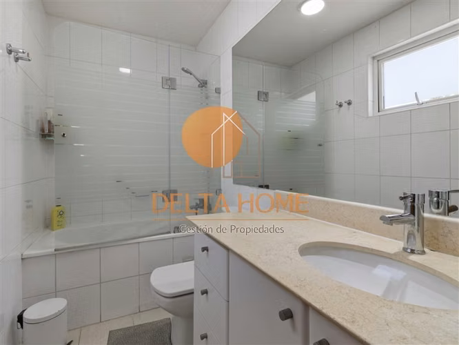 Moderna casa con piscina en exclusivo condominio. La Reina