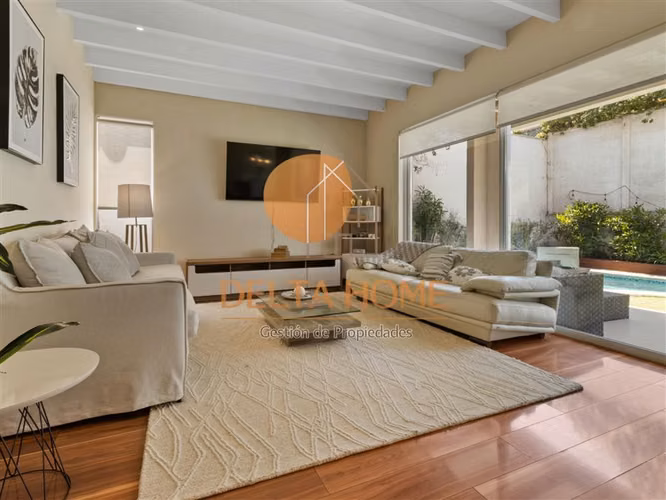 Moderna casa con piscina en exclusivo condominio. La Reina