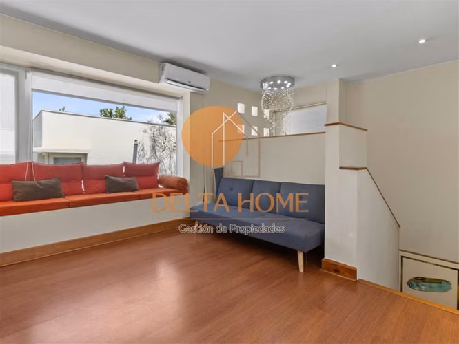Moderna casa con piscina en exclusivo condominio. La Reina