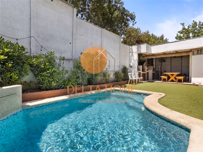 Moderna casa con piscina en exclusivo condominio. La Reina