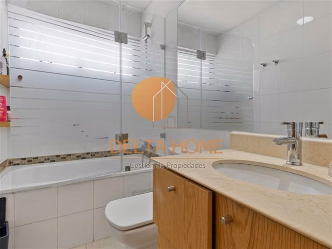 Moderna casa con piscina en exclusivo condominio. La Reina