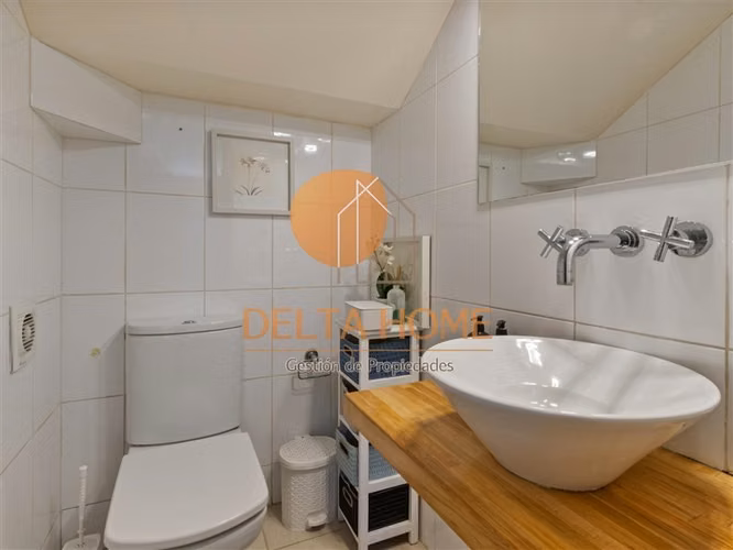 Moderna casa con piscina en exclusivo condominio. La Reina