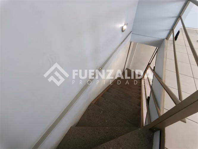 Local comercial 2 pisos - 104m2 - 1 baño - Calle Carmen