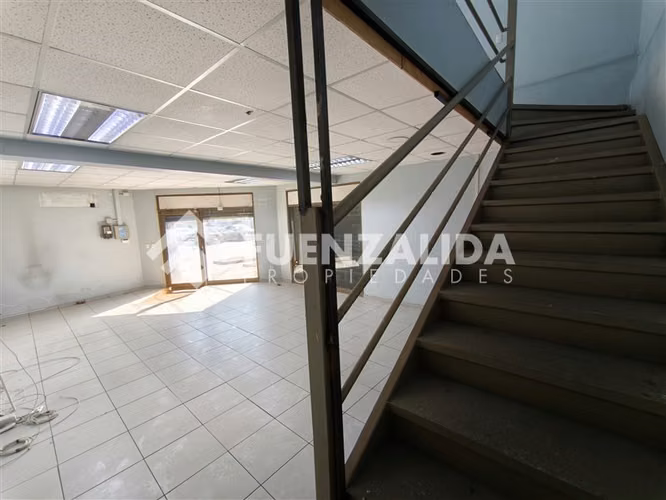 Local comercial 2 pisos - 104m2 - 1 baño - Calle Carmen