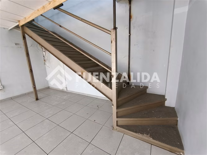 Local comercial 2 pisos - 104m2 - 1 baño - Calle Carmen