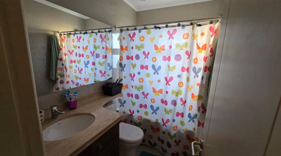Vendemos Maravillosa Casa Con Piscina Y Quincho Puertas Del Sol Temuco. - Imagen 11