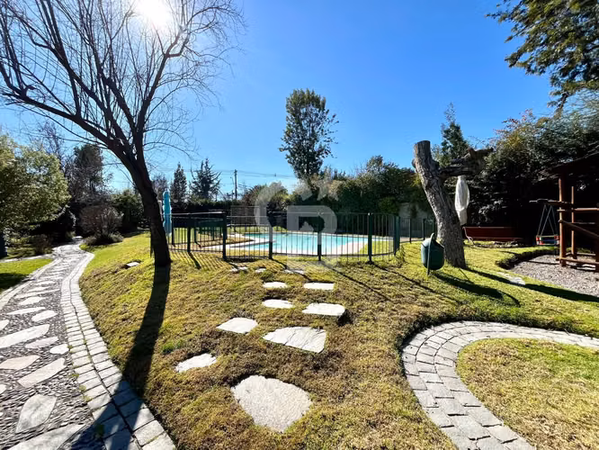 Casa en La Reina: Exquisito Entorno y Comodidad Total