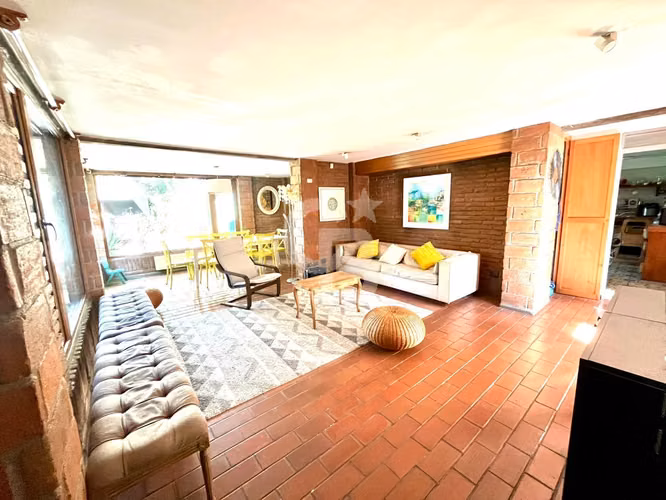 Casa en La Reina: Exquisito Entorno y Comodidad Total