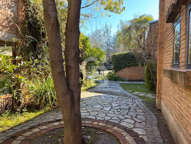 Casa en La Reina: Exquisito Entorno y Comodidad Total