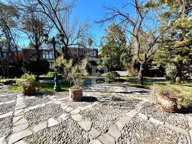 Casa en La Reina: Exquisito Entorno y Comodidad Total
