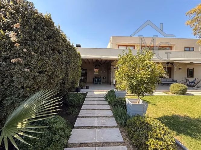 Casa en venta de 5 dorm. en Los Bosques Piedra Roja Colina
